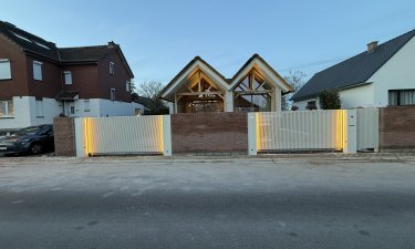 Aluminium schuifpoort met LED-verlichting RAL1013 — Kanne